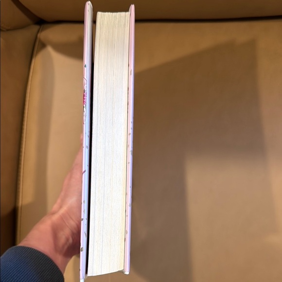 ‘It Ends With Us’ - Hardcover Book by Colleen Hoover - Picture 5 of 6